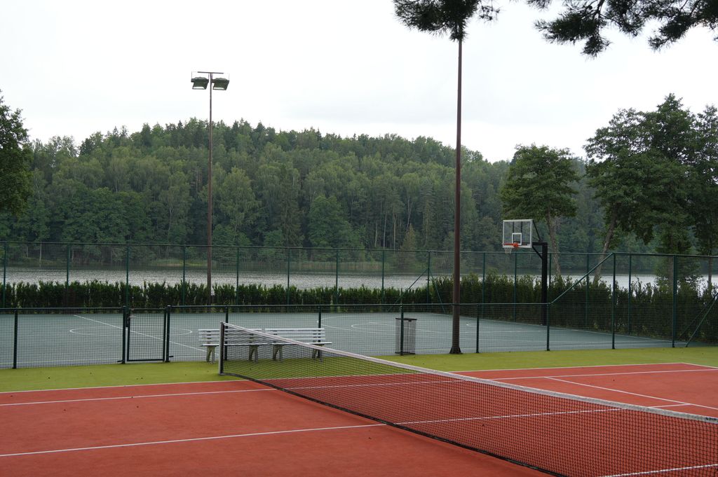 Peaceful tennis court and outdoor recreation at Esperanza Resort wellness retreat near the lake