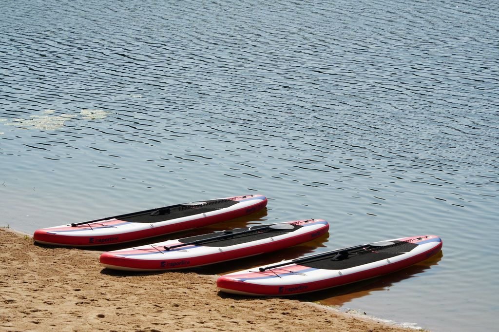 Relaxing outdoor activities with little boats at Esperanza Lake Resort surrounded by nature