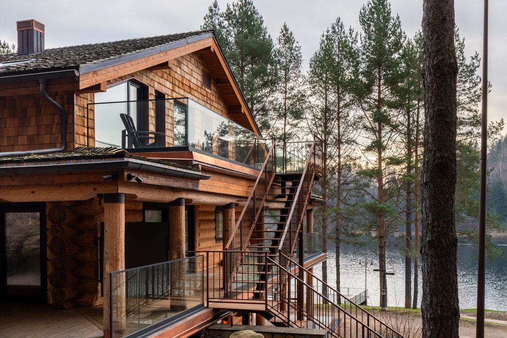 Luxury suite for unforgettable relaxation, with a comfortable balcony and a lake view.