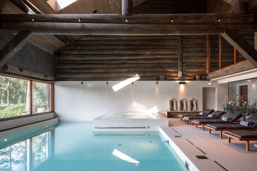 Esperanza Spa indoor pool offering tranquil retreat and restorative calm.